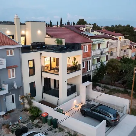 Luxury Rooftop Jacuzzi Duplex 자다르