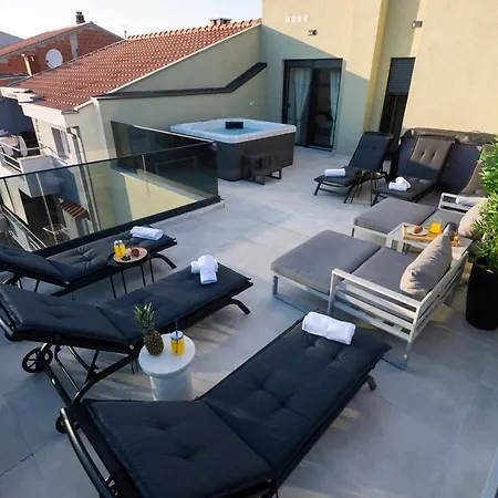 Luxury Rooftop Jacuzzi Duplex Apartment *